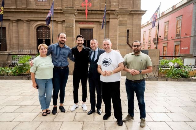 Los concejales Ana Teresa Mendoza y Julio Mateo el actor Carlos Torres el alcalde Teodoro Sosa el productor David Navarro y el edil Ulises Miranda
