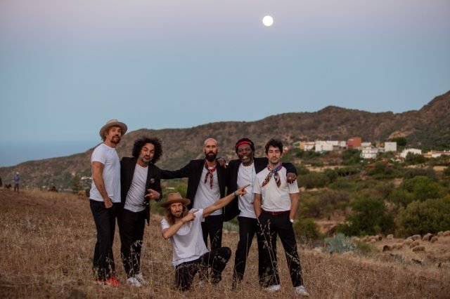 Macaco y su banda posa en una ladera de El Troncón en Valsequillo antes de su actuación