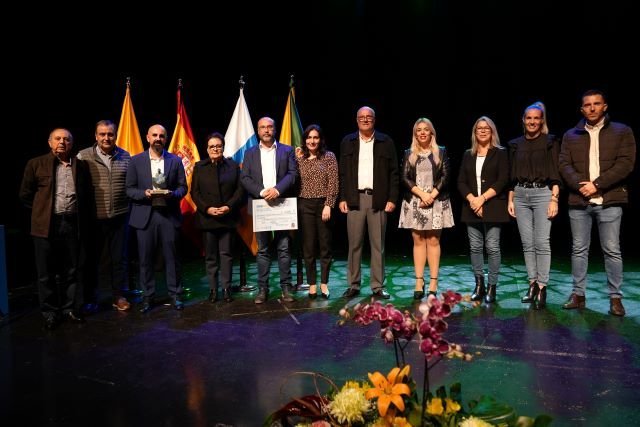 Manzana de Oro grupo miembros de corporación voluntariado y familiares