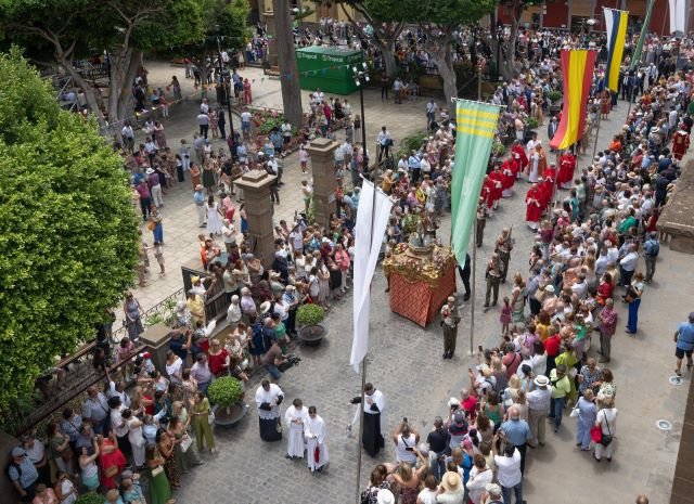 Multitud en el frontis del Santuario de Santiago durante la Procesión