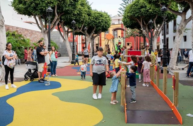 Niños y niñas estrenan con sus familias el renovado parque infantil