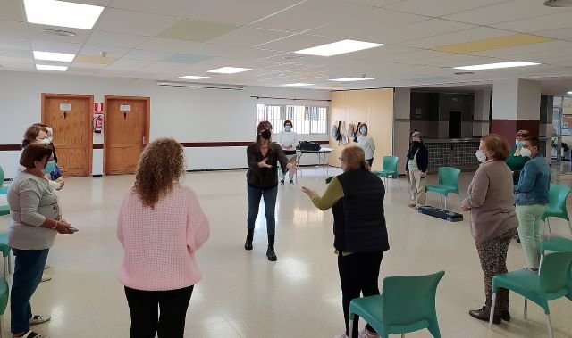 Participantes en una sesión del taller de memoria en el Centro de Mayores