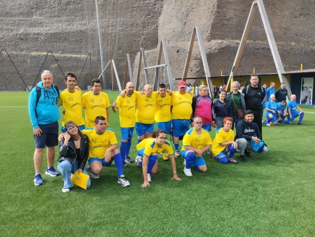 Participantes y monitores en la Jornada inclusiva de fútbol celebrada en Barranco Seco
