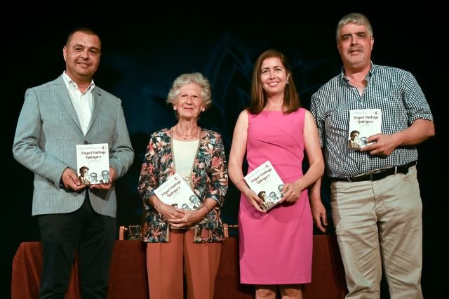 Pedro Rodríguez Elena Santiago Sibisse Sosa y Sergio Aguiar en el escenario del Hespérides con el libro sobre Miguel Santiago