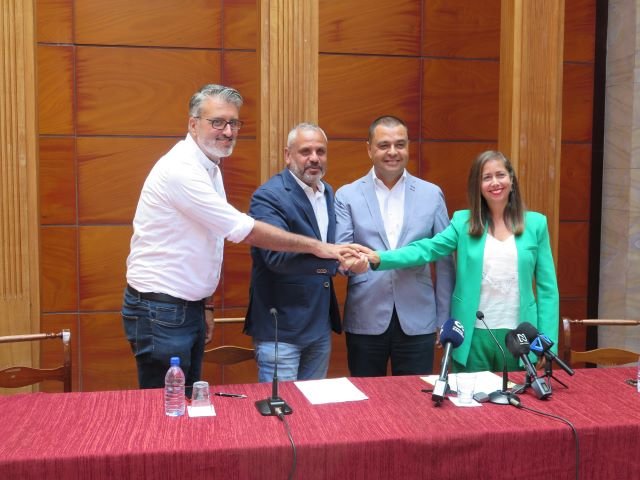 Pedro Rodríguez y Alfredo Gonçalves junto a Sibisse Sosa e Isaac Bolaños tras la firma del acuerdo 