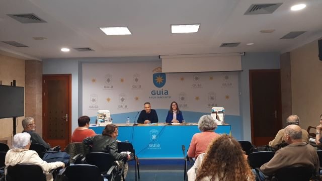 Santiago Gil y la concejala de Cultura Sibisse Sosa en el acto de inauguración de este taller celebrado en la Casa de la Cultura