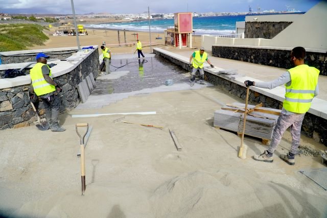 TRABAJADORES OBRA PAVIMENTACIÓN SUELO AVENIDA MARÍTIMA 2