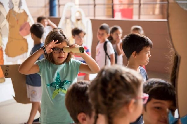 Un grupo de niños y niñas disfruta de uno de los programas para familias en Cueva Pintada