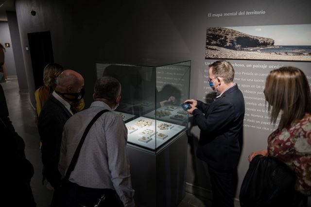 Un grupo de personas durante una visita al Museo y Parque Arqueológico Cueva Pintada