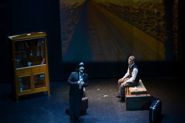 Un momento de la representación de la obra Tránsitos en el escenario del Teatro Hespérides de Guía 2