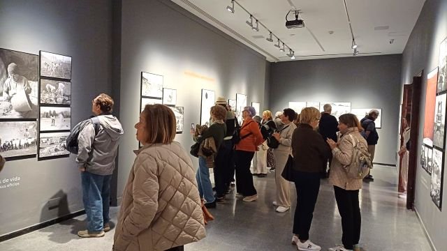 Un momento de la visita a la exposición fotográfica Fachico 100 año sensibilidad y sentido común en la Casa de Colón
