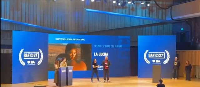 entrega premio a La Lucha 27 BAFICI 2026