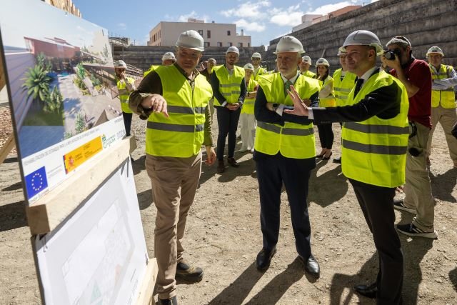 Ángel Víctor Torres Teodoro Sosa y Pedro Romera jefe de obra en el parque urbano