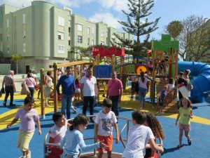 El Ayuntamiento de Gu&iacute;a abri&oacute; hoy al p&uacute;blico el nuevo espacio l&uacute;dico infantil de la Plaza de Las Huertas