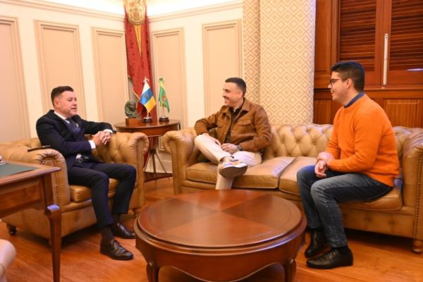 Gáldar: Teodoro Sosa recibe al Director General de Juventud del Gobierno de Canarias