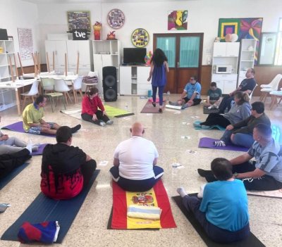 ‘Yoga para todos’ en el Centro Ocupacional Comarcal Santa María de Guía