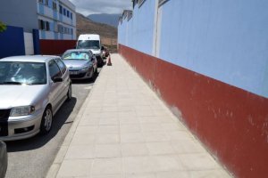 Gáldar: El Ayuntamiento informa que la obra de rehabilitación de las aceras en la calle Salvador Dalí, en Sardina, está a punto de concluir