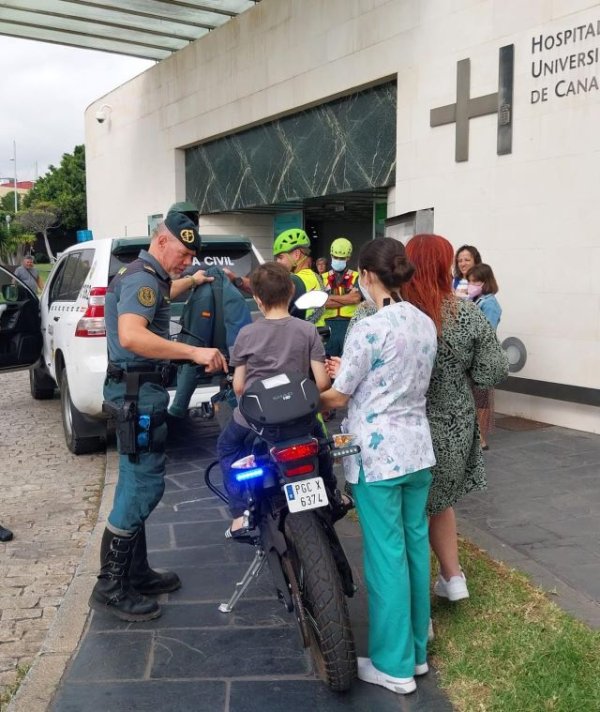 Los niños del HUC reciben una visita sorpresa de la Guardia Civil