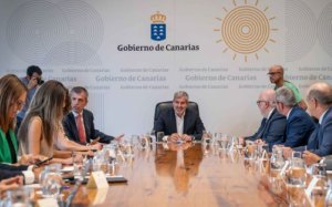 El Gobierno garantiza a empresarios y sindicatos que habrá Presupuesto autonómico en 2024