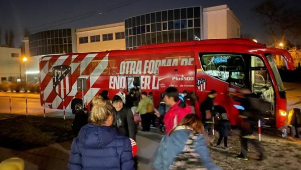 El autob&uacute;s del Atl&eacute;tico vuelve de Varsovia con 36 refugiados ucranianos