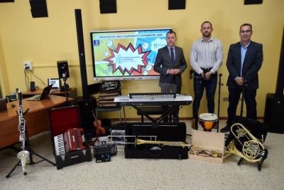 G&aacute;ldar: La Escuela Municipal de M&uacute;sica presenta su nuevo material instrumental