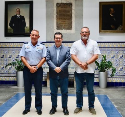 El Alcalde de Arucas recibe al nuevo coronel jefe de la Agrupación del Cuartel General del Mando Aéreo en Canarias