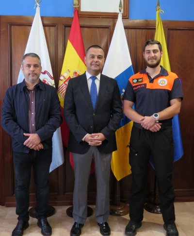 El alcalde da la bienvenida al nuevo Jefe de la Agrupaci&oacute;n de Voluntarios de Protecci&oacute;n Civil de Santa Mar&iacute;a de Gu&iacute;a
