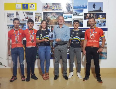 Francisco Castellano felicita al equipo Gran Canaria Skoda Bike Team