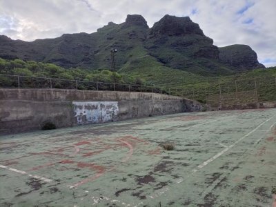 La Aldea: Adjudicadas las obras de adecentamiento y pintado de la cancha deportiva anexa al CEIP Tasarte