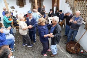 Gran noche parrandera y tostado en las Fiestas de La Castaña en Valleseco