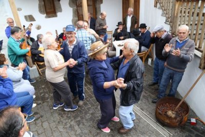 Gran noche parrandera y tostado en las Fiestas de La Casta&ntilde;a en Valleseco