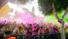 La Plaza de Santiago se convierte en un espect&aacute;culo de color con la fiesta de polvos holi