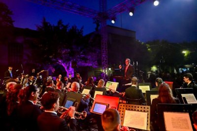 La Banda Municipal de Guía conquista la Plaza Grande en una noche mágica