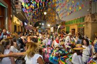 Cientos de Caballitos de Fuego vuelven a dar colorido al casco de G&aacute;ldar, una cita &uacute;nica en Gran Canaria
