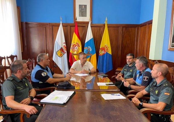 El Alcalde de Guía analiza con la Policía Local y la Guardia Civil los niveles de seguridad ciudadana y la coordinación entre ambos cuerpos