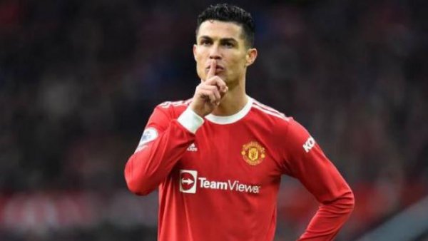 El United investiga a Cristiano por tirar el móvil de un aficionado