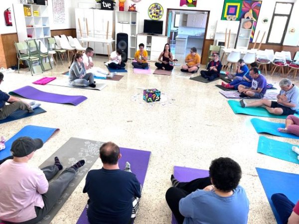 El &lsquo;Yoga para todos&rsquo; regresa al Centro Ocupacional Comarcal Santa Mar&iacute;a de Gu&iacute;a para mejorar el bienestar de sus usuarios