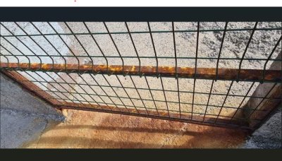 G&aacute;ldar: Mal estado de las puertas laterales de hierro del muro donde est&aacute; el mural en la Guancha, Playa Agujero