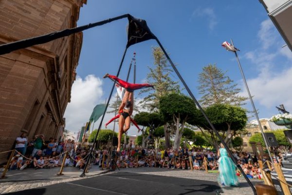 Gáldar: La Plaza de Santiago disfruta de un miércoles con un doble espectáculo musical y circense