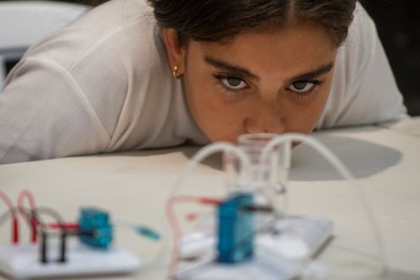 El modo ‘aprender haciendo’ cautiva a nueve mil estudiantes y docentes en el proyecto Apañada de Ciencias 2024