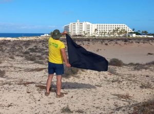 Canarias recibe cuatro 'Banderas Negras' por mala gesti&oacute;n y contaminaci&oacute;n de su litoral