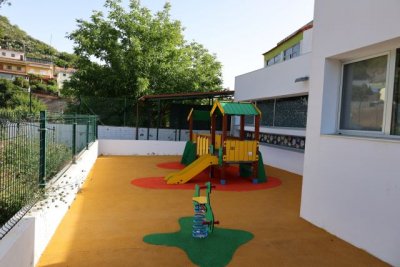 El Ayuntamiento de Valleseco instala un nuevo parque infantil en la Escuela Infantil municipal