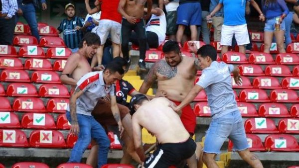 M&aacute;s de 20 heridos en una batalla campal durante un partido en M&eacute;xico