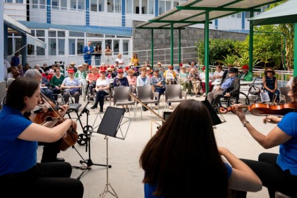 Usuarios de la G&aacute;ldar: Residencia Genoveva P&eacute;rez, del Centro del D&iacute;a y del Club del Mayor disfrutan de una actuaci&oacute;n musical para el bienestar