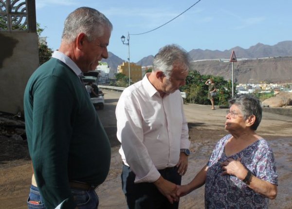 El presidente Canarias visita La Aldea para conocer de primera mano las consecuencias de la tormenta Hermine