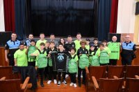G&aacute;ldar da la bienvenida al equipo de f&uacute;tbol Atl&eacute;tico Ciudad Paiporta para un torneo de categor&iacute;a alev&iacute;n en el municipio