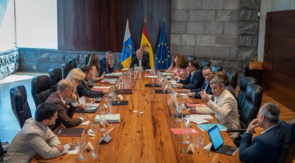 El Gobierno de Canarias activa un plan de choque para reforzar la atención inmediata a los menores migrantes