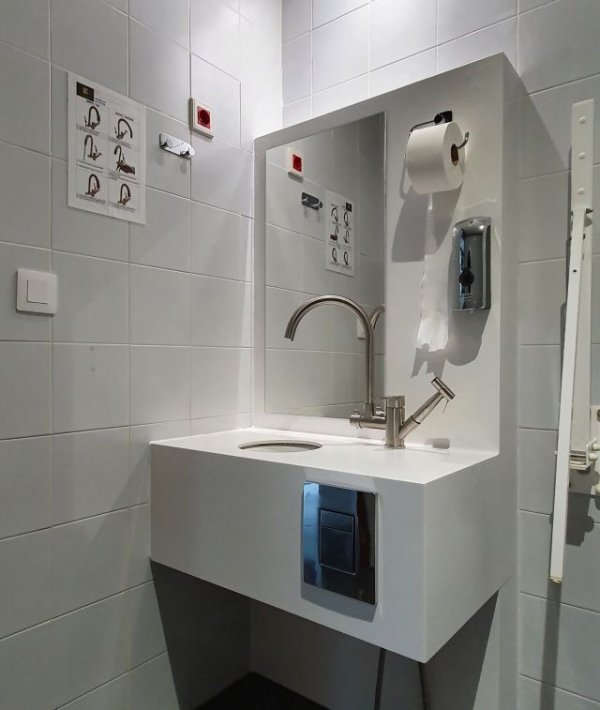 El Hospital Dr. Negrín instala el primero de los cinco baños adaptados para personas ostomizadas