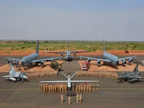 Francia declar&oacute; que no permitir&aacute; que la Junta de Nigeria la eche del pa&iacute;s