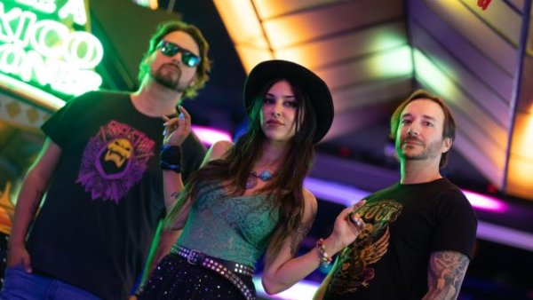 &#039;Cinco Estaciones&#039;,  la nueva banda de los ex-componentes de La Quinta Estación, presentan “Por qué me empeño en quererte” (Vídeo)